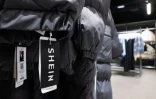 Le logo de Shein sur des vêtements au BHV à Paris le 4 novembre 2025