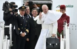 Le pape François salue la foule en montant à bord de son avion à Malmö en Suède, le 1er novembre 2016