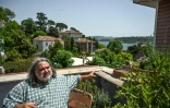 Yoruk Isik, qui observe les mouvements des bateaux sur le Bosphore, alors d'une interview avec l'AFP sur la terrasse de sa maison, le 30 mai 2022 à Istanbul