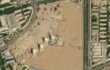 Ce montage d'images satellite reçu le 30 septembre 2019 de CNES 2019, diffusé par Airbus DS et réalisé par Earthrise, montre une image d'un cimetière le 2 juillet 2015 (en haut) à Aksu, dans la région chinoise du Xinjiang, où était enterré le poète ouïghour Lutpulla Mutellip, et la même vue le 25 avril 2018 et le 13 mai 2019, montrant un nouveau parc d'attraction appelé "Parc du bonheur".