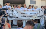 La mère de Louis (C), un adolescent de 17 ans battu à mort fin juin dans un guet-apens, se tient derrière une banderole lors d'une nouvelle marche en mémoire de son fils, le 5 juillet 2026 à Narbonne