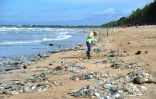 Un état d'"urgence déchets" déclaré à Kuta Beach à Bali, le 19 décembre 2017