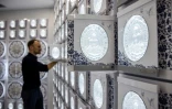 L'architecte allemand Ulrich Kirchhoff  montre un compartiment funéraire du columbarium de Shan Shum, le 7 juin 2023 à Hong Kong