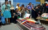 Des proches de manifestants partisans de l'ex-président bolivien Evo Morales, tués dans des affrontements avec la police, se recueillent sur leurs cercueils, à Sacaba, près de Cochabamba, le 16 novembre 2019