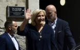 Marine Le Pen salue le public en quittant la mairie de Perpignan, le 3 juillet 2021 pour se rendre au congrès de son parti le RN