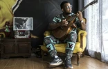 Le guitariste "Bolero" Lagratte, membre du légendaire groupe Orchestra Baobab, à Dakar, le 29 septembre 2026 au Sénégal