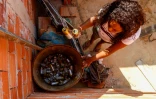 Shirlei Aparecida de Souza regroupe les canettes vides ramassées dans les ruelles de Sao Paulo, le 29 juin 2023 au Brésil