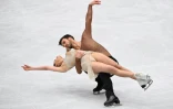Gabriella Papadakis et Guillaume Cizeron, lors de leur programme de danse sur glace aux Mondiaux de patinage artistique, le 26 mars 2022 à Montpellier