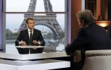 Le président Emmanuel Macron (c) lors d'un entretien à la télévision avec les journalistes de RMC-BFM Jean-Jacques Bourdin (d) et Mediapart, Edwy Plenel (g), au palais de Chaillot, le 15 avril 2018 à Paris