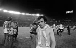Le jeune Michel Platini quitte la pelouse du Monumental, défait avec la France devant l'Argentine, le 6 juin 1978 à Buenos Aires
