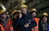 Le ministre de l'Intérieur italien Matteo Salvini (au centre), partisan de la ligne de TGV Lyon-Turin, lors d'une visite dans un tunnel prévu pour cette ligne, le 1er février 2019 à Chimonte (nord-ouest de l'Italie)