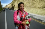 La migrante vénézuélienne Mariangela Ascaño longe la nationale à Ipiales en Colombie, le 23 août 2018