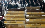 Le 12 décembre 2016, dans le quartier de Nasr City, ecclésiastiques égyptiens lors des funérailles des victimes de l'attentat qui a fait 24 morts dimanche dans l'église Saint-Pierre et Saint-Paul du Caire