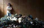 Le jeune Néerlandais Boyan Slat pose près de déchets récoltés dans l'océan en octobre 2013 à Delft aux Pays-Bas