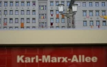 Des immeubles de la Karl-Marx-Allee à Berlin promis à la vente, où les locataires protestent avec des banderoles, le 18 décembre 2018