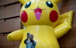 Un homme se prend en selfie au premier jour des championnats du monde de Pokémon, à Washington, le 16 août 2019