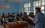 Des élèves portent des tuniques et turbans selon le nouveau code d'uniforme, le 10 avril 2025 à Kandahar, en Afghanistan