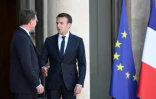 Emmanuel Macron serrant la main du président de la CPME François Asselin, après une réunion à l'Elysée, le 23 mai 2017 