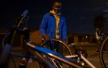 Un Biking Bandit répare son fixie avant la course, à Soweto le 24 juin 2021