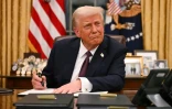 Le président américain Donald Trump signe des décrets dans le Bureau ovale de la Maison Blanche, le 20 janvier 2025 à Washington