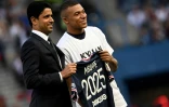 Le 21 mai 2022, Nasser Al-Khelaïfi, le président du Paris SG (à gauche), et Kylian Mbappé posent pour les photographes. Le club officialise la prolongation pour trois saisons (2+1), soit jusqu'en 2025, de son attaquant star