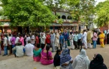 Des électeurs attendent pour voter lors de la dernière phase des élections générales, le 1er juin 2024 à Patna, en Inde