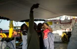 Des migrants prennent des selfies sur le pont du Sea Watch le 31 janvier 2019 peu avant leur arrivée à Catane