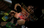 Des personnes réparent un ordinateur hors d'usage lors de la 3e rencontre fédérale de Cyberciruja à Buenos Aires, le 16 août 2025 en Argentine