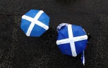 Des écossais indépendantistes avec des parapluies aux couleurs de leur nation, le 30 juillet 2016 à Glasgow