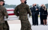 Le président américain Joe Biden rend hommage aux soldats américains tués dans un attentat à Kaboul, le 29 août 2021 sur la base aérienne de Dover, dans l'Etat du Delaware