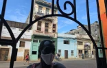 Un homme attend une distribution de repas au projet communautaire Quisicuaba, le 1er novembre 2021 Ă La Havane