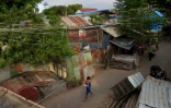 Un bidonville installé dans un cimetière, le 21 mai 2019 à Phnom Penh, au Cambodge