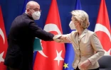 La présidente de la Commission européene Ursula von der Leyen (D) et le président du Conseil européen Charles Michel à Bruxelles le 19 mars 2021