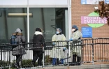 Des soignants accueillent des personnes venues se faire tester au Covid-19 dans un hôpital du Queens, le 26 mars 2020 à New York
