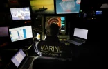 Des soldats de la Marine française travaillent au centre d?opérations de la frégate furtive La Fayette qui patrouille depuis trois mois en Méditerranée orientale, le 26 octobre 2020