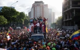 La cheffe de l'opposition vénézuélienne Maria Corina Machado et le candidat à la présidence vénézuélienne Edmundo Gonzalez Urrutia saluent leurs partisans lors d'un rassemblement de campagne à Caracas le 4 juillet 2024