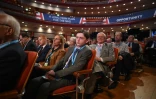 Des délégués au congrès du parti conservateur britannique écoutent un débat, à Birmingham le 2 octobre 2018
