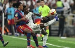 L'attaquant du Real Madrid Vinicius Junior face au latéral de Barcelone Jules Koundé en finale de la Supercoupe d'Espagne le 11 janvier 2026 à Jeddah