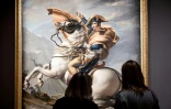 Des visiteuses devant le tableau "Bonaparte franchissant le Grand-Saint-Bernard" (1801) du peintre français Jacques-Louis David, le 14 octobre 2025 au musée du Louvre à Paris