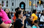Des croyants écoutent le pape François qui célèbre une messe géante le 27 septembre 2015 à Philadelphie