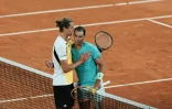Rafael Nadal (à droite) et Alexander Zverev se saluent après la victoire de Zverev au premier tour de Roland-Garros, le 27 mai 2024 à Paris