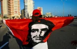 Un drapeau à l'effigie de Che Guevara lors d'un meeting de réaffirmation révolutionnaire à La Havane, le 17 juillet 2021