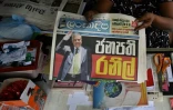 Un vendeur de journaux brandit un quotidien annonçant en une l'élection de Ranil Wickremesinghe à la présidence du Sri Lanka à Colombo le 21 juillet 2022.