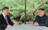Le leader nord-coréen Kim Jong Un (à droite) reçoit le président chinois Xi Jinping à Pyongyang, le 21 juin 2019