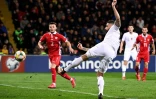 Olivier Giroud (d) marque du bout du pied son 34e but en équipe de France face à la Moldavie, en qualif pour l'Euro-2020, le 22 mars 2019 à Chisinau
