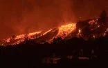 Des coulées de lave approchent de maisons après l'éruption du mont Cumbre Vieja à El Paso, sur l'île de La Palma, dans l'archipel espagnol des Canaries, le 19 septembre 2021