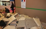 Le stand du ministère de l'Agriculture démonté par des manifestants le 27 février 2016 au Salon de l'Agriculture à Paris