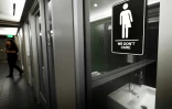 Un panneau pour des toilettes "non-genrées" à Durham, en Caroline du Nord, le 10 mai 2016
