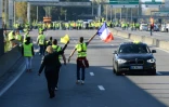 Des "gilets jaunes" manifestent contre la hausse des prix du carburant et du pétrole, le 17 novembre 2018 à Bordeaux.