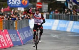 Le coureur de l'équipe émiratie (UAE) Joe Dombrowski vainqueur de la 4e étape du Tour d'Italie à Sestola, en Emilie-Romagne, le 11 mai 2021